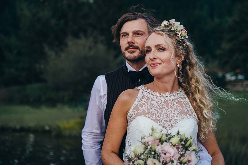 Hochzeitsfoto Brautpaar umarmt sich am Spitzlingsee
